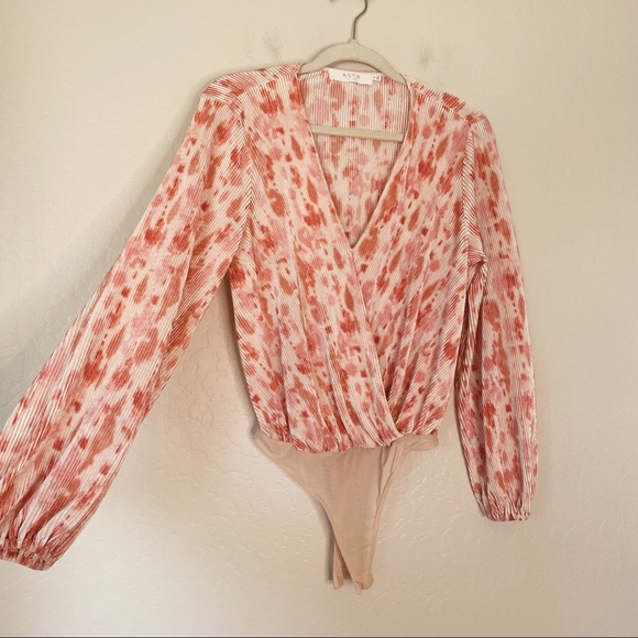 ASTR Cream Pink Textured Long Balloon Sleeve Surplice Bodysuit - Picture 3 of 7